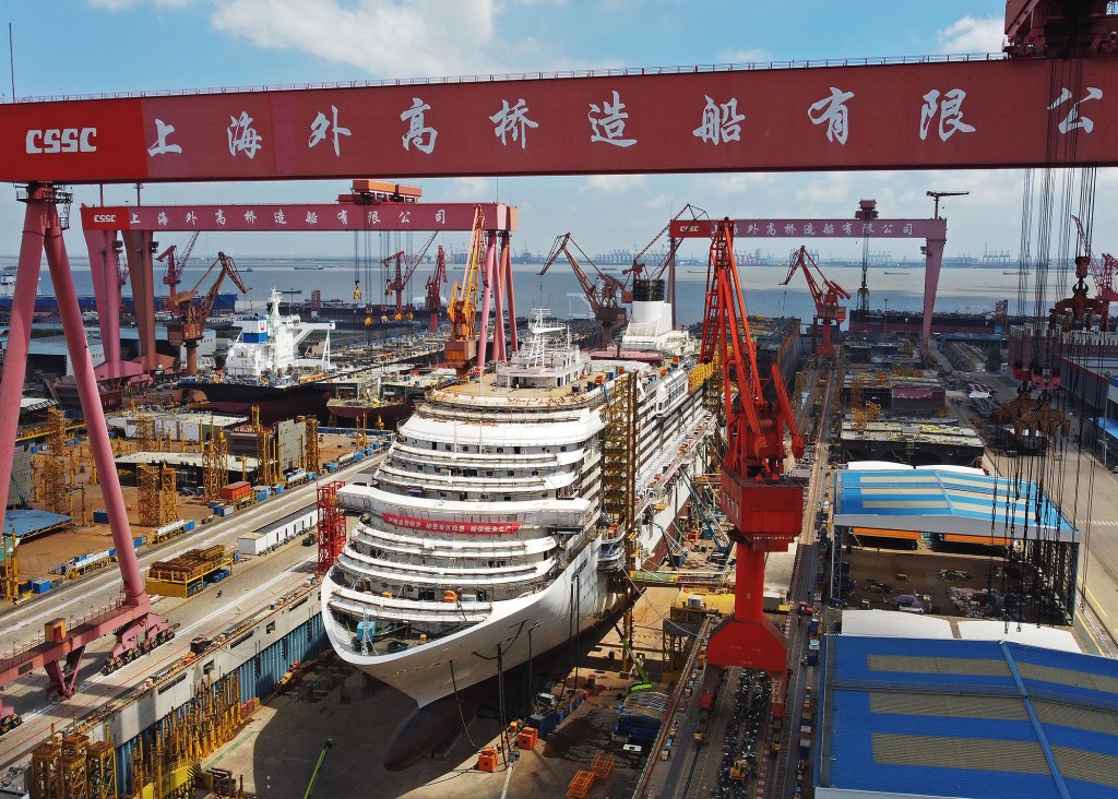 在造船厂的中国第一艘大型豪华邮轮。