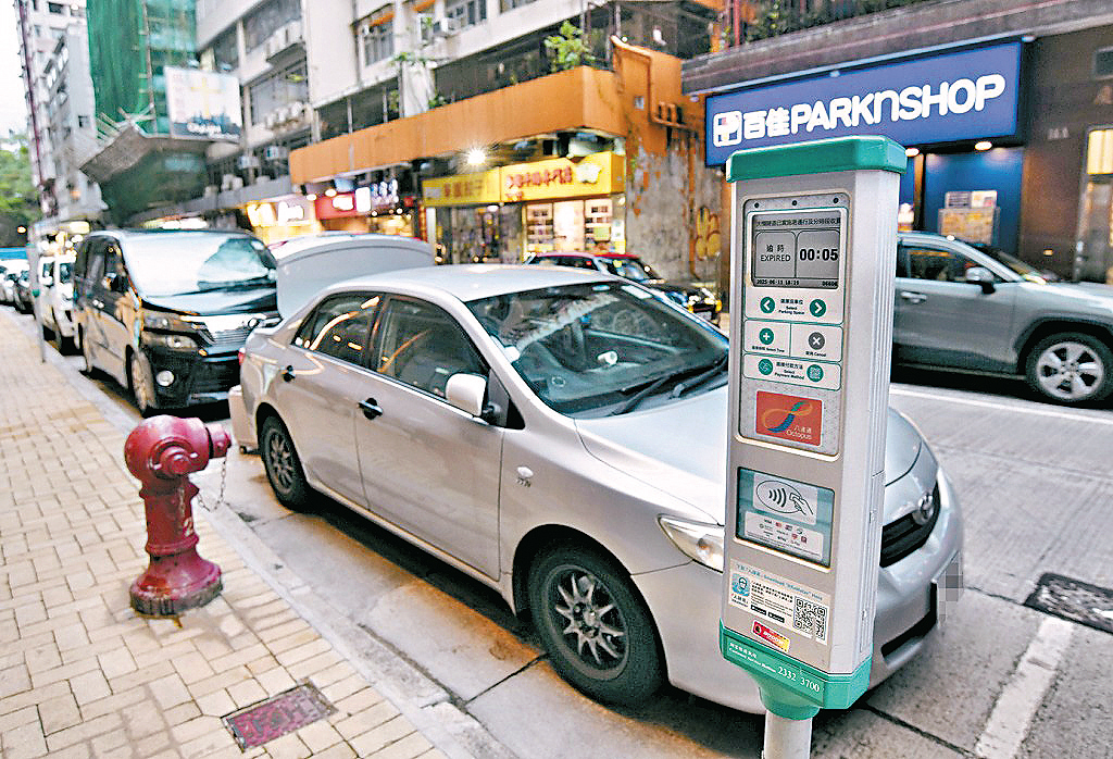 試過停泊在咪錶位，返回取車時發現前車尾轆出界，而且尾泵把只差一吋便觸及他車的前泵把，而後車亦緊貼，重點是他已經用了「十手軚」都無法離開車位