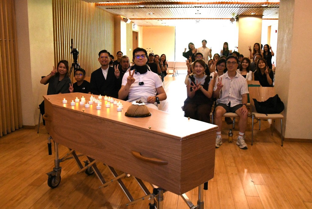 最令他欣慰的是，圓夢小隊協助他穿上整齊西裝親赴墓園拜祭祖父母，彌補了當年未能親送爺爺最後一程的遺憾。一站醫護通營運及護理總監卓姑娘憶述，早前與Hunter到澳門遊覽賭場、吃火鍋及逛超市，原定下午5時回程，結果盡興至晚上10時多才返抵香港；副營運總監Don亦由衷佩服Hunter目標清晰且意志堅定，成功以毅力跨越了身體殘疾的重重限制。（圖片來源：善寧會）