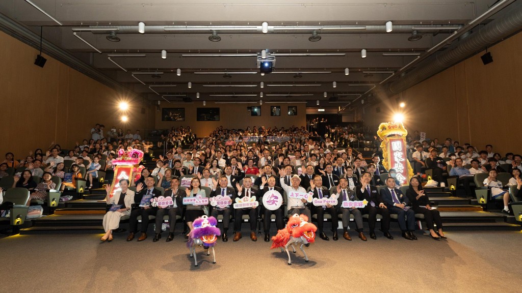 頒獎典禮今日在香港科學館演講廳舉行。是次比賽吸引超過100隊參賽隊伍,來自43間中小學,合共277名學生參加。 頒獎典禮今日在香港科學館演講廳舉行。是次比賽吸引超過100隊參賽隊伍,來自43間中小學,合共277名學生參加。