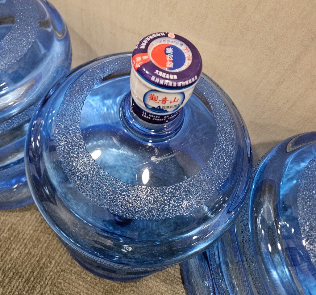 立法會早前訂購、招紙寫有「觀音山」的飲用水。 立法會早前訂購、招紙寫有「觀音山」的飲用水。