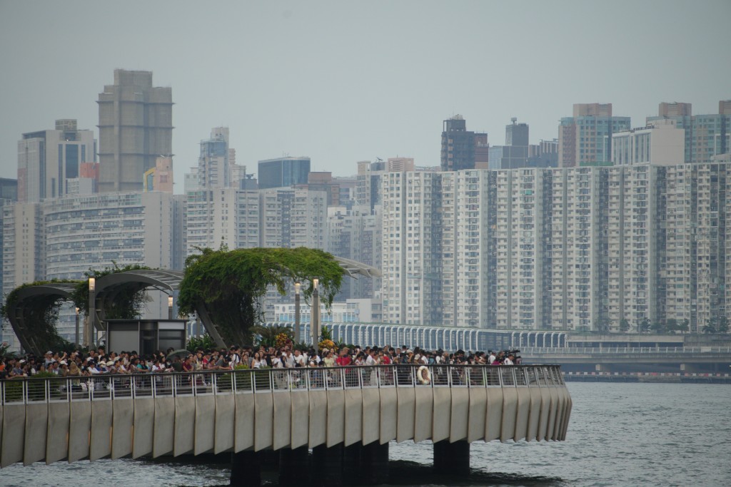 市民在尖沙咀等候烟花情况。欧乐年摄