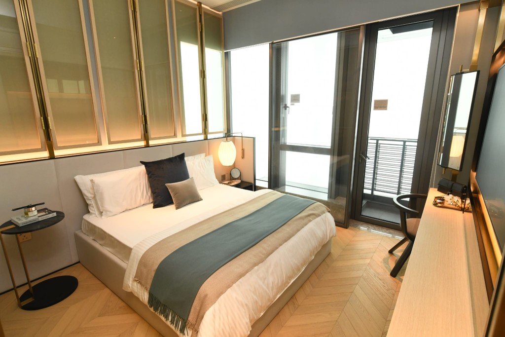 主人睡房面積寬敞，大落地窗設計充分將自然光線引入室內。