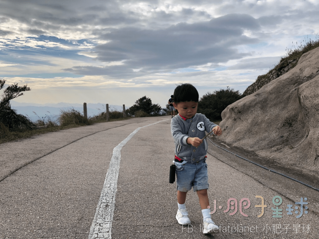 即使是小朋友,在石屎路走上來也很容易。 即使是小朋友,在石屎路走上來也很容易。