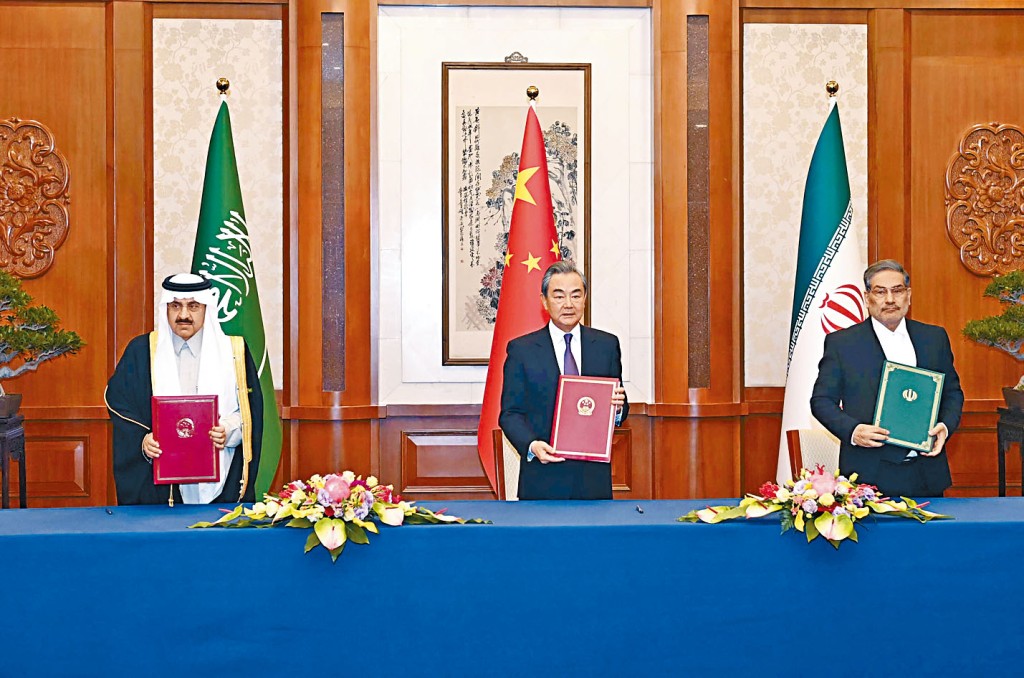 王毅、沙特國務大臣艾班（左）、伊朗最高國家安全委員會秘書沙姆哈尼，周五在北京發表三方聯合聲明。　