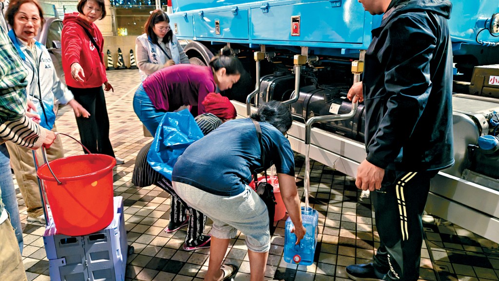 水务署派出水车到日出康城为受影响居民提供食水。