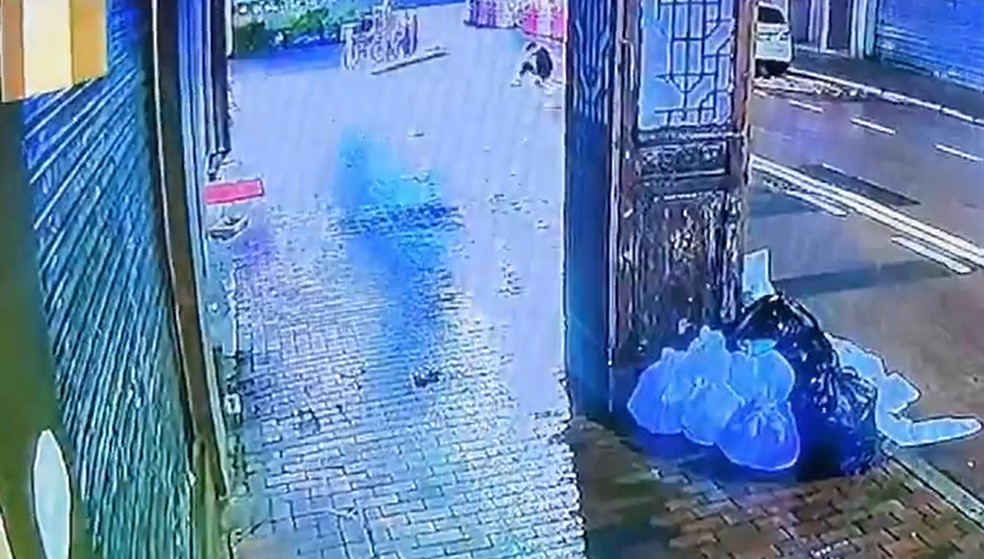 死者在馬路中休息。 死者在馬路中休息。