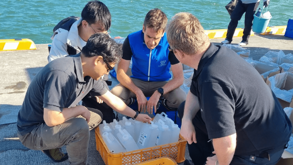 中國、韓國和瑞士的專家參加福島海水採樣。（國際原子能總署）