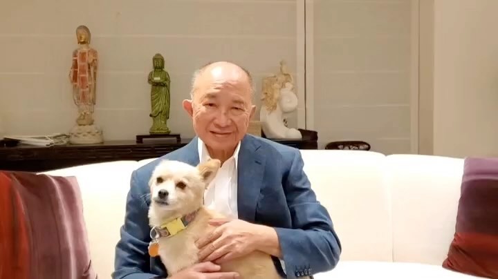 吳宇森夫婦帶同愛犬逃生。 吳宇森夫婦帶同愛犬逃生。