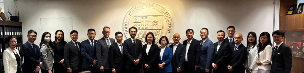 香港大律師公會代表與到訪的珠海市司法局、珠海國際仲裁院及珠海市律師協會代表團合照。 香港大律師公會代表與到訪的珠海市司法局、珠海國際仲裁院及珠海市律師協會代表團合照。