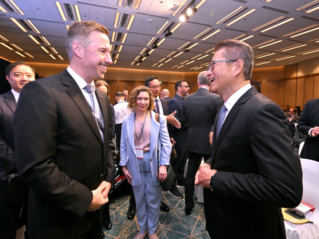陳茂波在「香港全球航運貿易高峰會」上與來港參會的外賓交流。陳茂波網誌圖片 陳茂波在「香港全球航運貿易高峰會」上與來港參會的外賓交流。陳茂波網誌圖片
