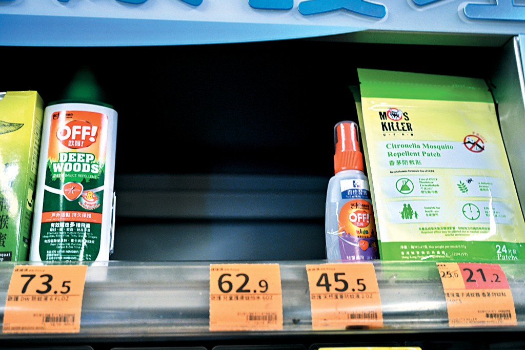 鳳德邨內有商舖貨架上只剩餘小量防蚊用品。