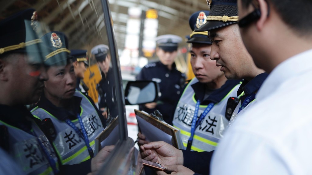 在各界压力下上海浦东机场撤回对网约车的禁令。中新社