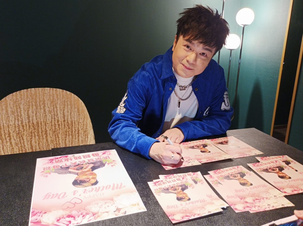 宗賢特別為到場的歌迷送上親掣簽名照。