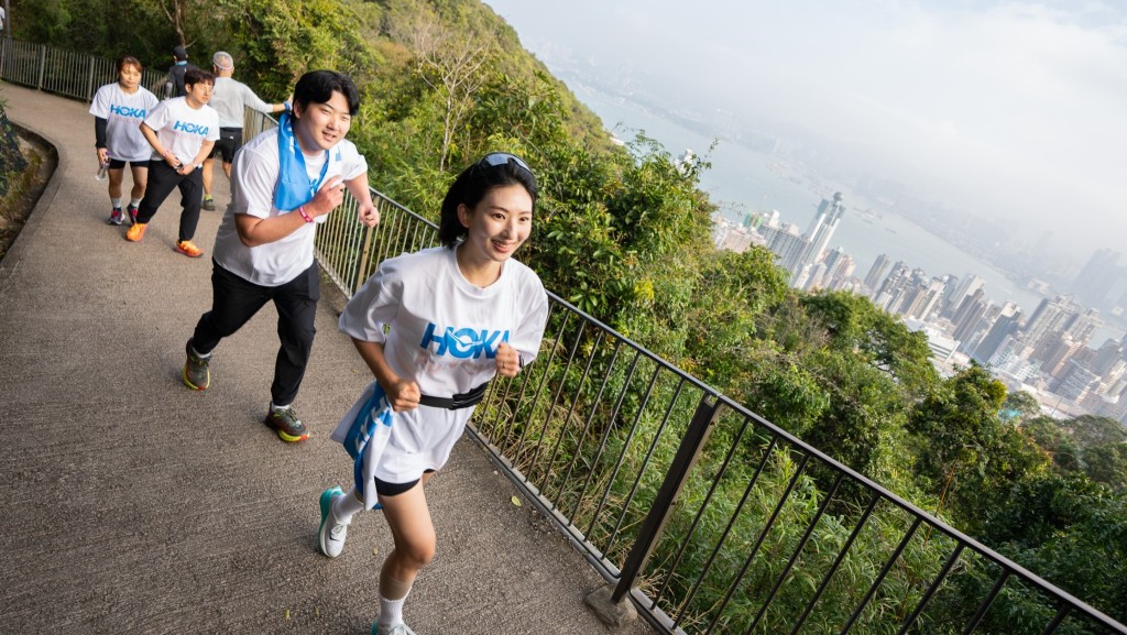 力推「跑步旅遊」 邀南韓KOL太平山邊跑邊睇維港景 旅發局：GenZ鍾愛戶外活動