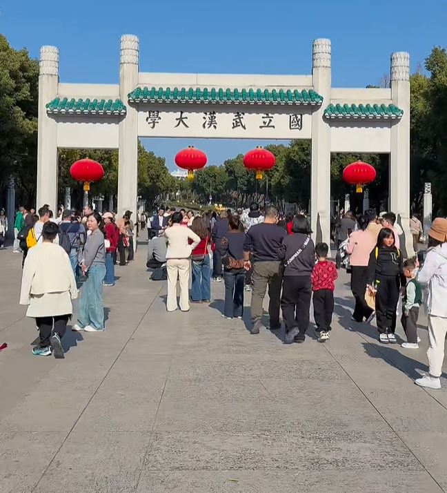 武漢大學開放參觀後出現遊客逼爆校園亂象。小紅書