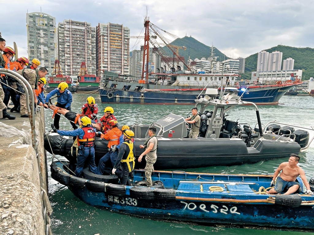 一家四口昨日在超強颱風「樺加沙」襲港之際前往柴灣防波堤觀浪，結果母子被大浪捲入海中，父親下海施救不果，尚幸他和妻兒均獲救。
