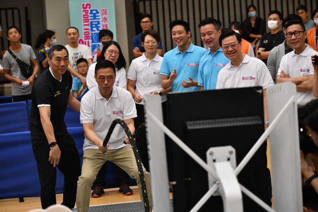 上周「全民運動日」，文化體育及旅遊局局長楊潤雄亦有試玩戰繩遊戲。資料圖片