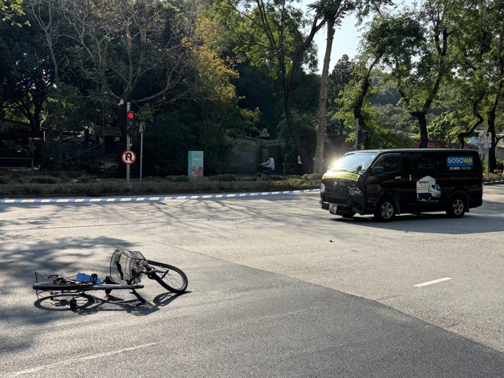 現場遺下一輛屬於女事主的單車。