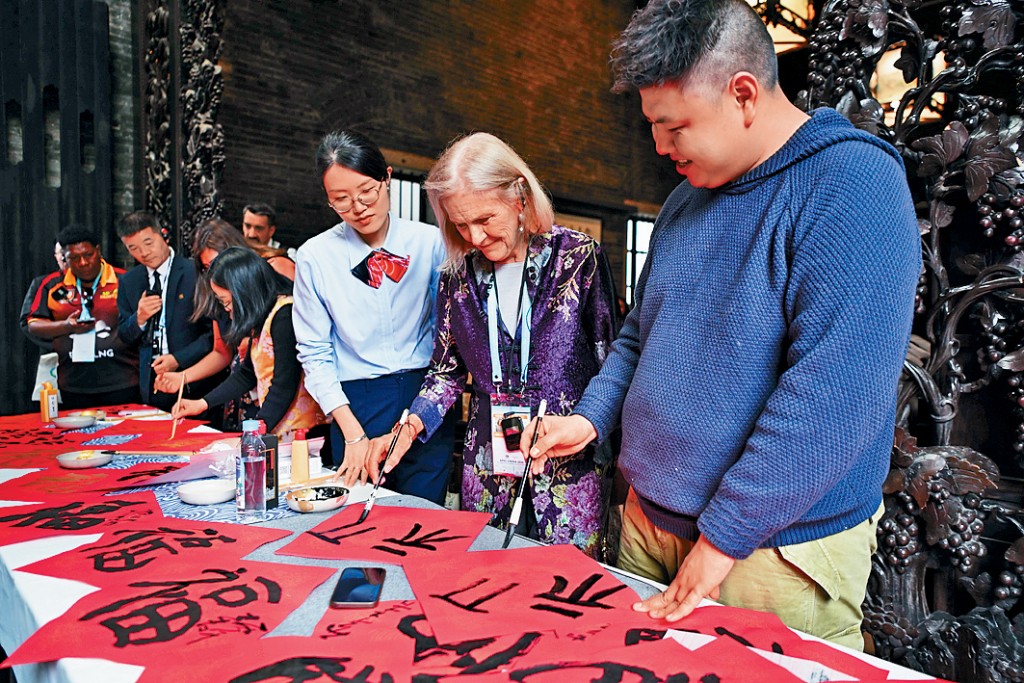 出席APEC第一次高官會的代表在廣州體驗書法。