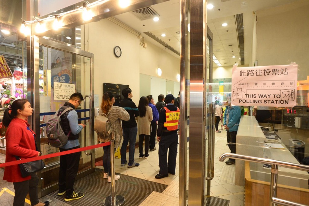 石塘咀票站入夜後有選民排隊等投票