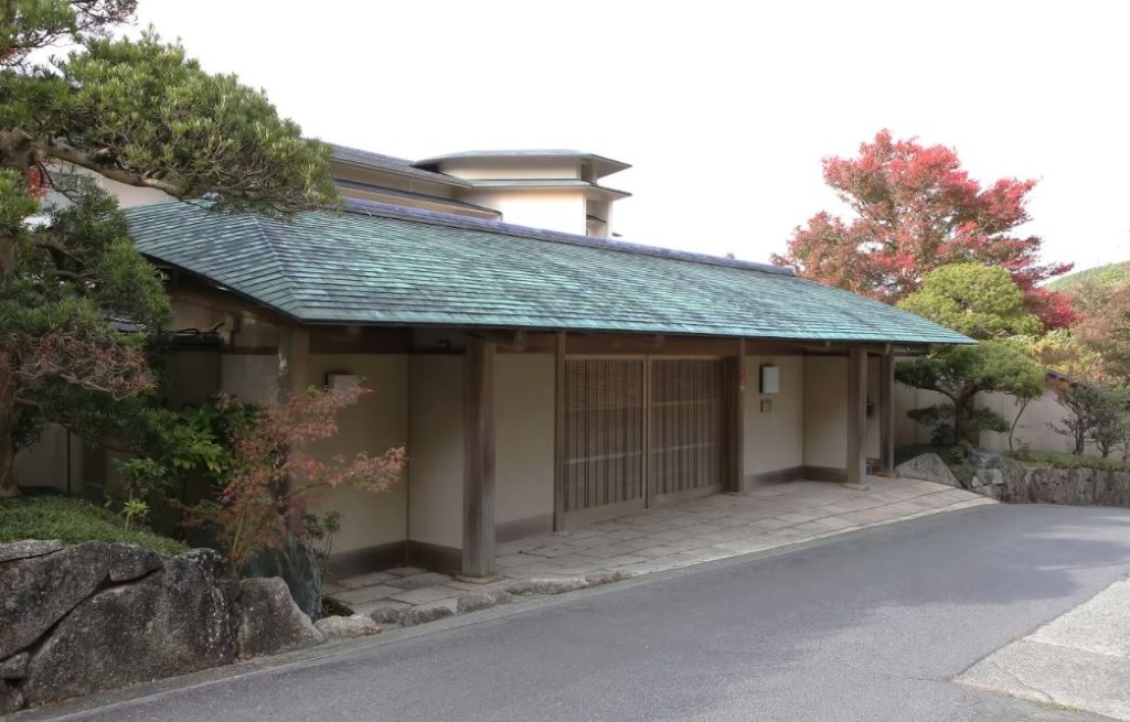 日本八卦周刊《FRIDAY》日前爆料，該棟建築可能是馬雲位於箱根的豪宅，稱是軟銀孫正義轉讓而來，日式宅門讓人感覺難以接近​