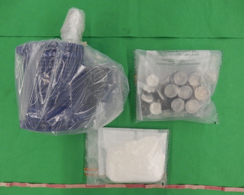 圖示檢獲的懷疑可卡因及用作收藏毒品的金屬部件。政府新聞處圖片