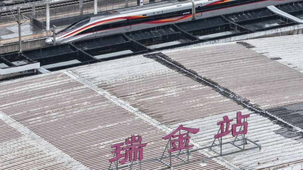 瑞金至延安高铁首发，11.5小时直达长征革命圣地。新华社