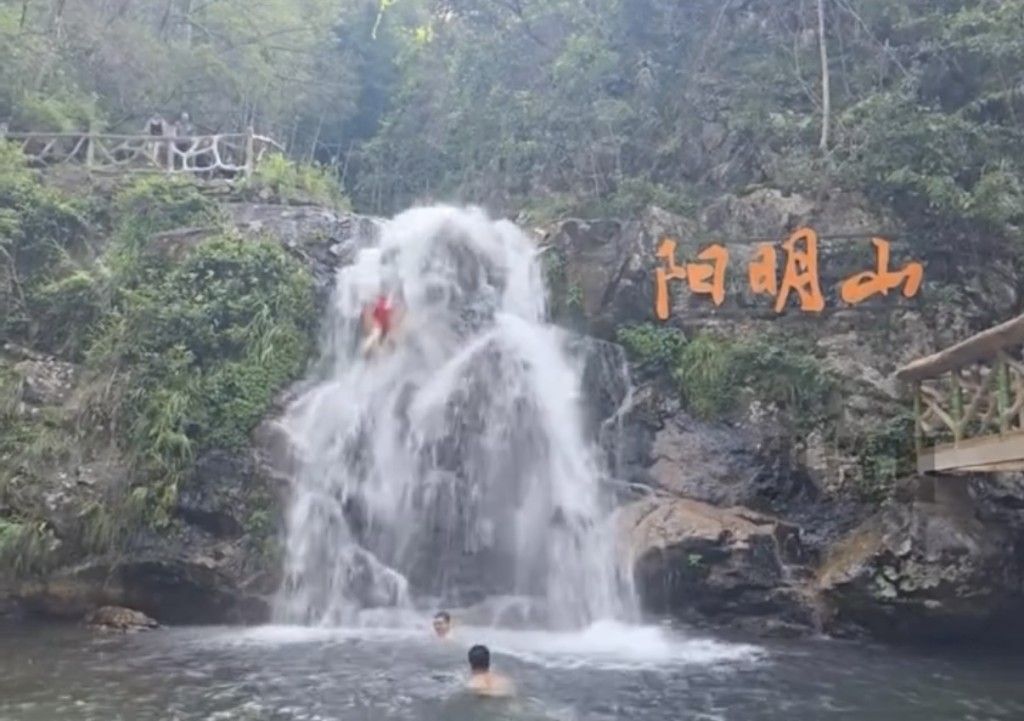 湖南景區2名遊客從瀑布掉落,期間撞上岩石。縱覽新聞 湖南景區2名遊客從瀑布掉落,期間撞上岩石。縱覽新聞