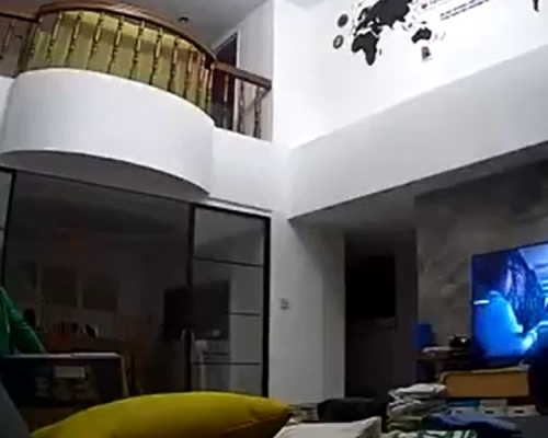 有時候父母要求小孩做功課不要看電視，而孩子們也總試過趁父母不在家時偷偷打開電視機。  影片截圖