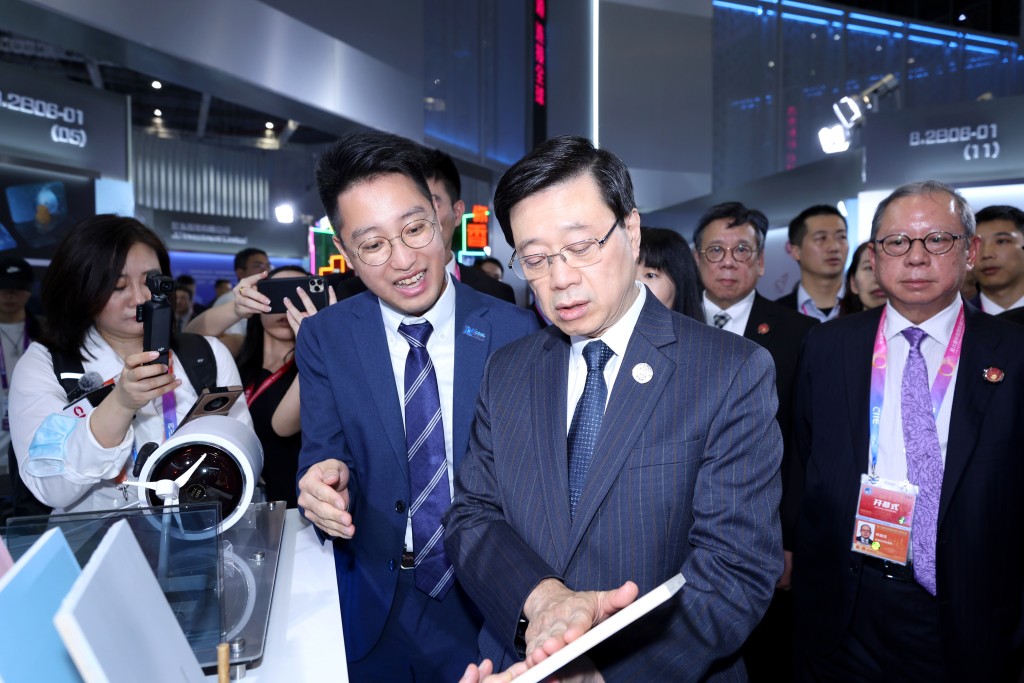 李家超到訪i2Cool在上海進口博覽會2023的攤位。 李家超到訪i2Cool在上海進口博覽會2023的攤位。