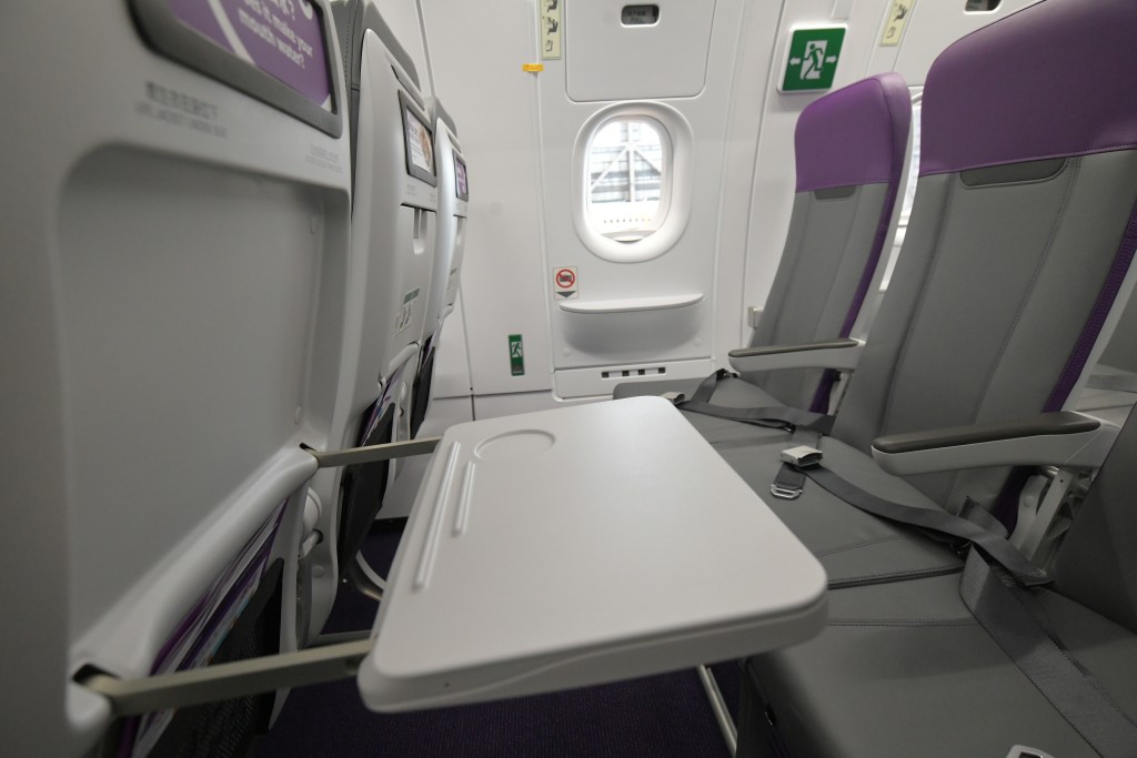 新客機使用18英吋的寬座椅，還提供了更寬敞的機艙走廊和更大的艙頂置物櫃。梁譽東攝