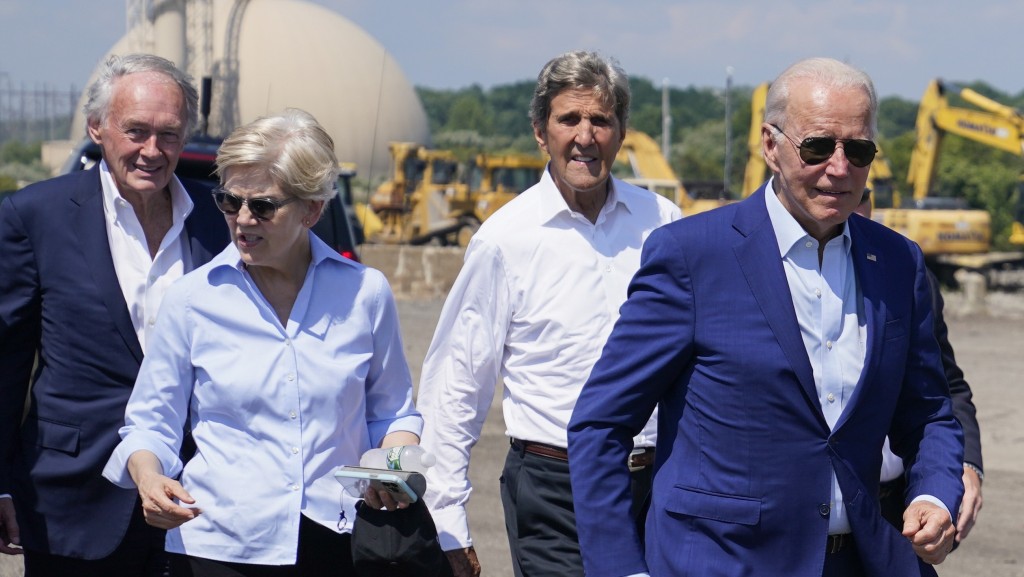 2022年7月，美國氣候特使克里（John Kerry，右二）與美國總統拜登一同參觀發電廠，談氣候變化和潔淨能源。 美聯社