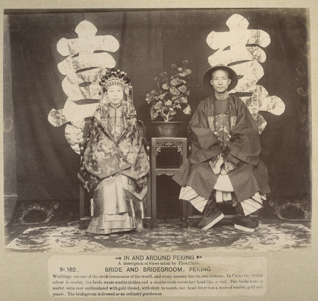 晚清重臣曾国藩孙女(图左)的出嫁照片，摄于1888年