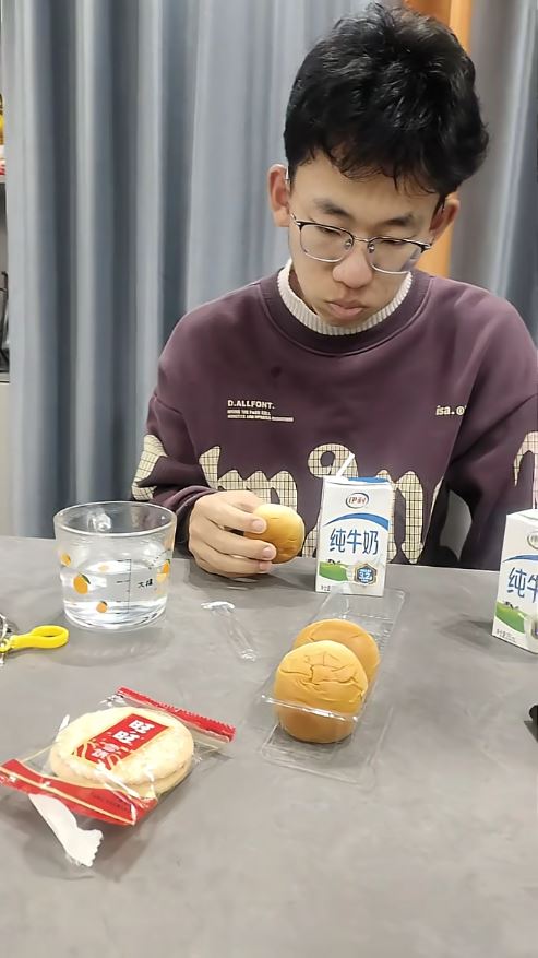 麗萍聲稱早前被網民嘲諷給兒子做的早餐太簡單，才決定推出豐盛早餐。抖音