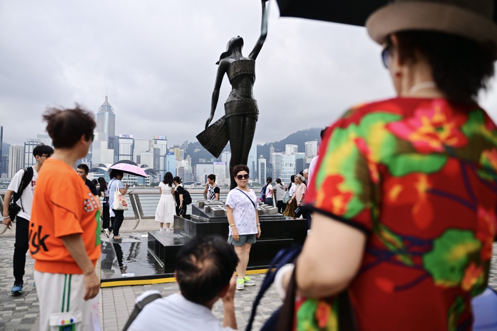 政府会按部就班，增加访港旅客措施。