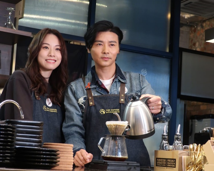 张晋与邓丽欣出席活动。