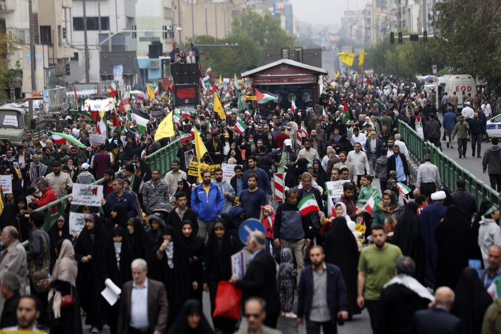 伊朗民众游行，支持巴勒斯坦人。美联社