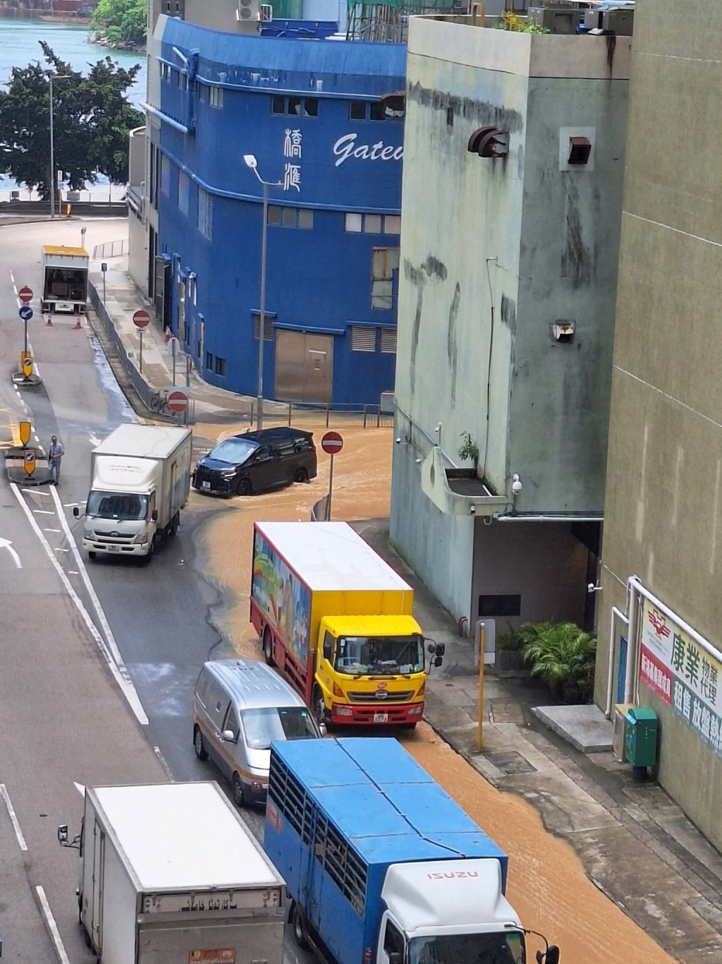 部分行車線被浸淹黃泥水。ｆｂ青衣街坊吹水會