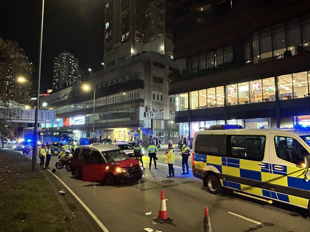 现场为九龙湾观塘道往油塘方向近得宝花园位置。