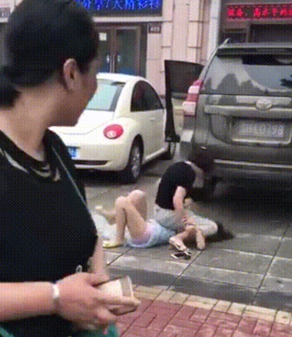 內地不時傳出元配當街打小三的事件。網圖 內地不時傳出元配當街打小三的事件。網圖