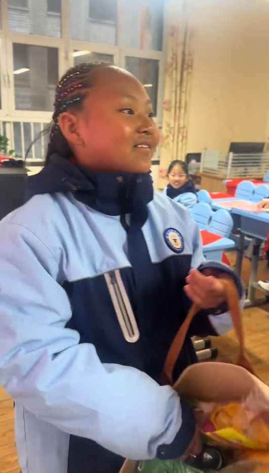 軒梓在泰國游水3日曬成「朱古力」成為網上熱話。