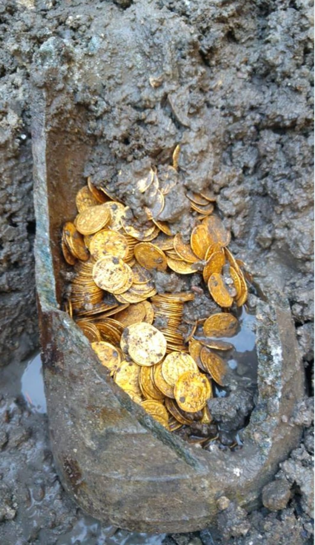 網民的相片更清晰，看到陶罌被打開，內裡滿是金幣。