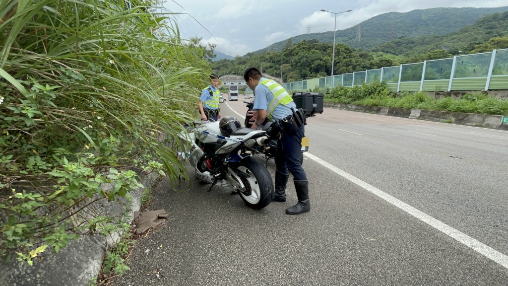 警员调查事件原因。杨伟亨摄