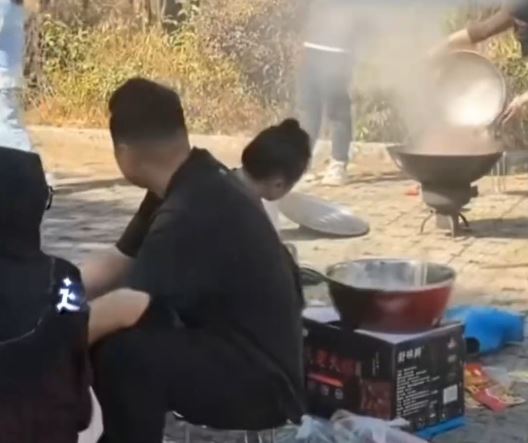 趙雄與34位親人由青海自駕到雲南過年，帶備大量食材，沿途自己煮食。