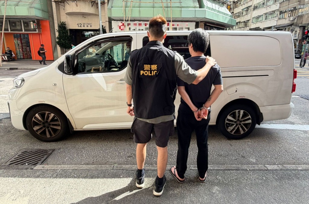 單位內一名51歲姓林本地男子涉嫌「管理賣淫場所」被捕。警方圖片 單位內一名51歲姓林本地男子涉嫌「管理賣淫場所」被捕。警方圖片