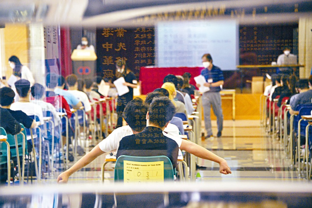 文凭试中史科有考生将史事混淆、人物张冠李戴，有教师相信与初中中史科课程「跳教」近代史，以及疫情下教学紧逼，致他们基础历史知识不足有关。 
