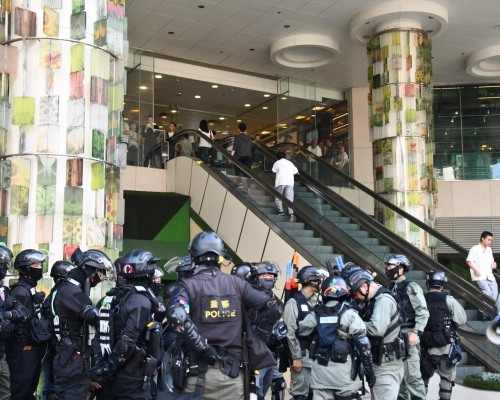 防暴警在東港城外戒備。