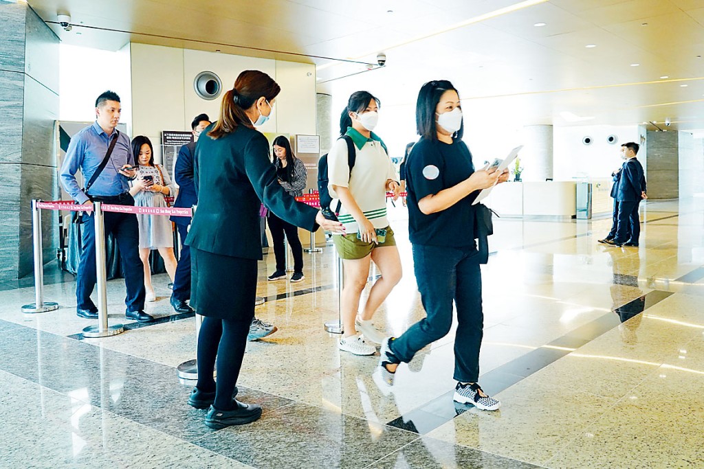 University Hill第2B期示範單位不時出現睇樓人流。