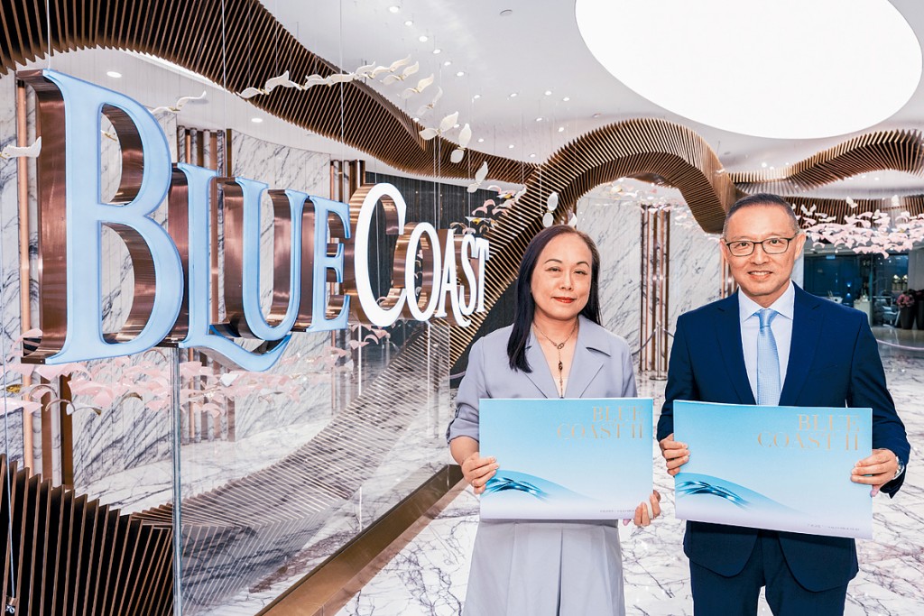 Blue Coast II昨上樓書,提供558伙,主打2房戶。右為長實郭子威,左為楊桂玲。